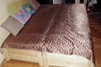 Kanapévá alakítható fenyő ágy